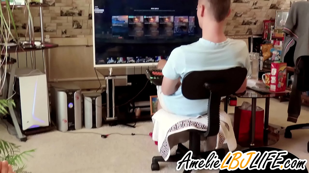 ကွန်ပြူတာဂိမ်းကစားရန် ချစ်သူအတွက် လိင်အရုပ်ဖြင့် တစ်ကိုယ်ရည်အာသာဖြေသည့် မိန်းကလေး