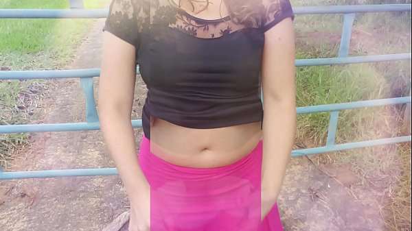 လယ်ကွင်းမှာ ကစားနေတဲ့ တကယ့်အိမ်ရှင်ဇနီး၊ ခွေးမ ခွေးမနဲ့ သူမရဲ့ ပြောင်ပြောင်တင်းတင်း ရိုင်းစိုင်းတဲ့ခင်ပွန်း