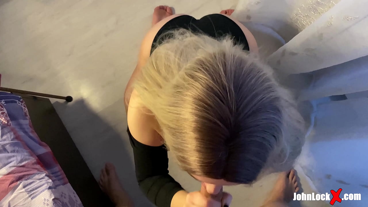 Redhead သည် Dick ကို စုပ်ပြီး Fucking up ၊ သူမ၏ဖင်တွင် ယားယံလာသည်။